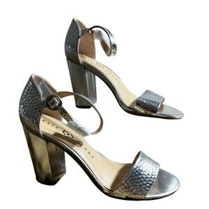 New Katy Perry The Liz hammered emboss silver 3 1/2 inch heel size 6.